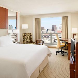 King Room Roll Shower City View High Floor or Mobility Accessible